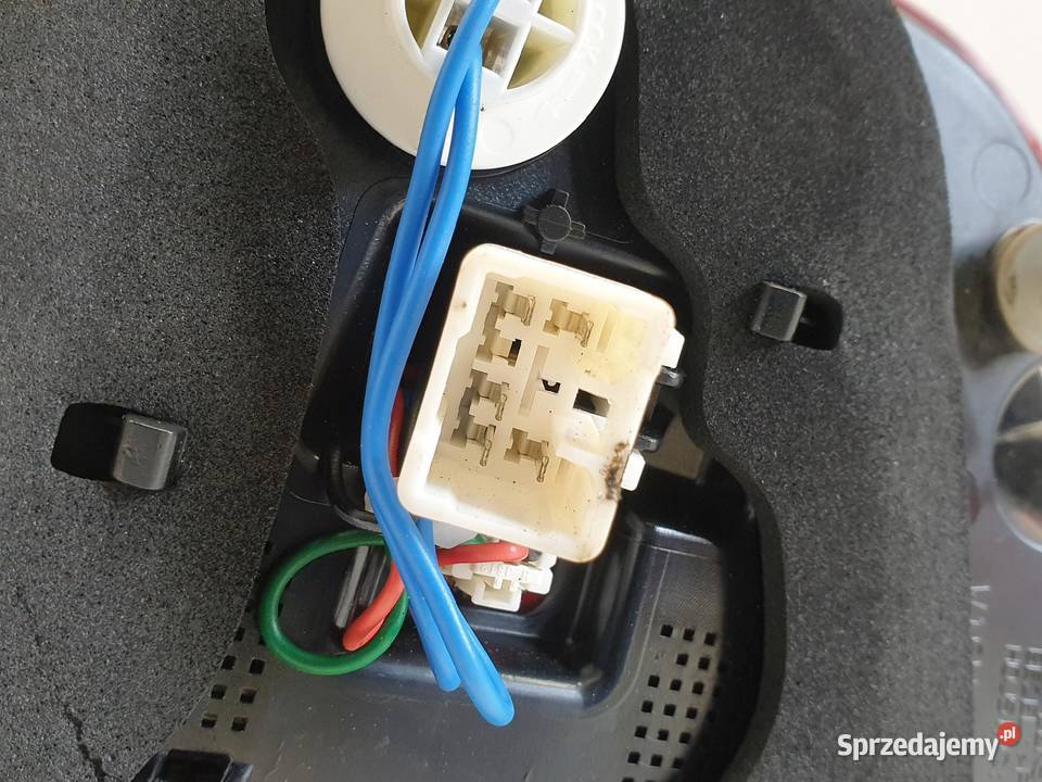 Kia Carens IV TYLNA LAMPA LEWA tył W KLAPE LED Rudka