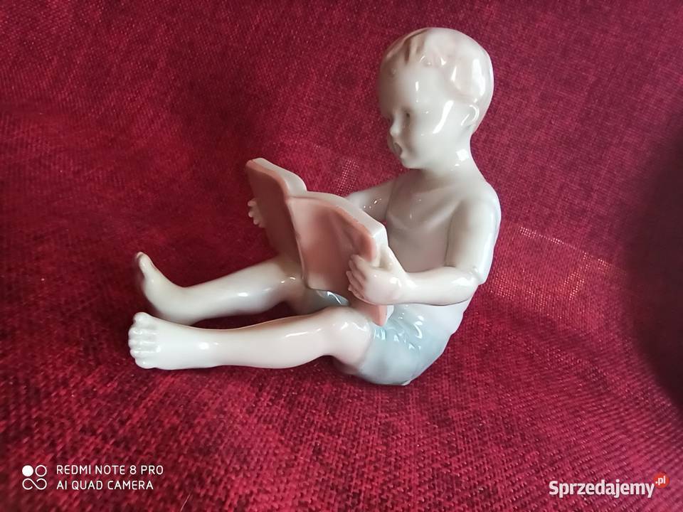 Figurka siedzącego chłopca czytającego książkę pomorskie Gdańsk