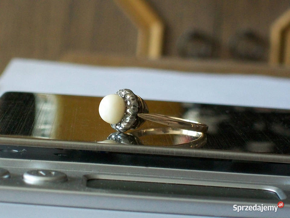 Złoty pierścionek z białym koralem diamenciki złote Brzeg sprzedam