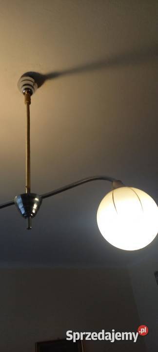 Dwuramienny żyrandol z kloszami w stylu Art Deco