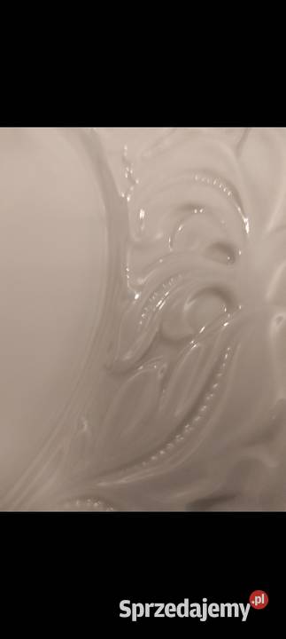 Duża piękna patera z reliefowanym brzegiem 32