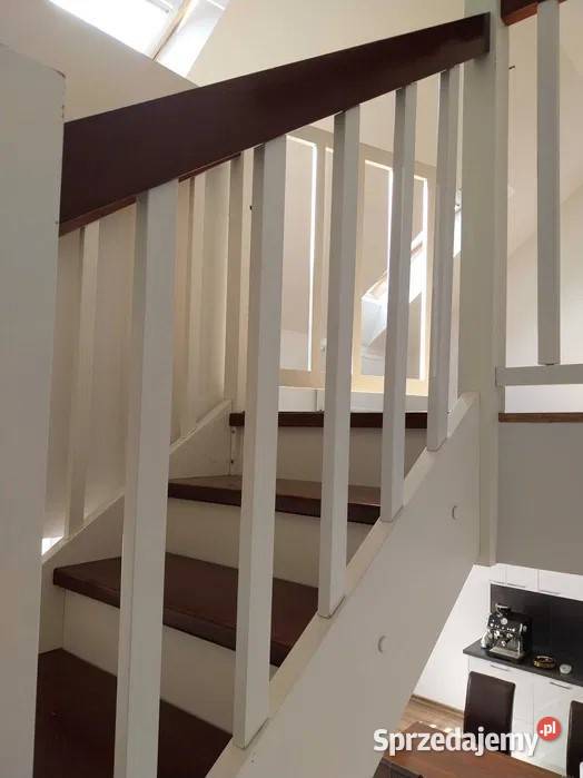 Schody drewniane z poręczą Iwiny