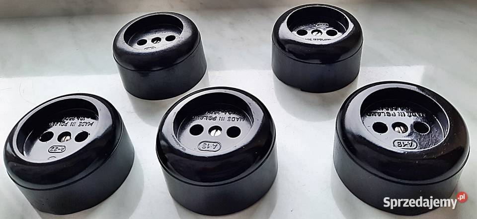 Gniazdo natynkowe okrągłe czarne 220 V z PRL Ostrów Wielkopolski