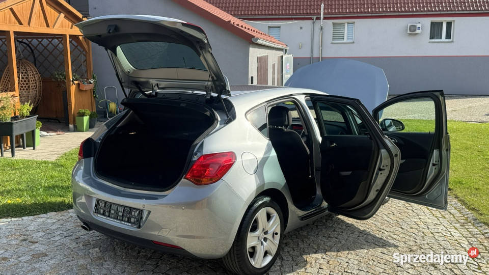 Opel Astra 14 TURBO 120 z Niemiec Bogata wersja Rok produkcji 2011 Strzegom