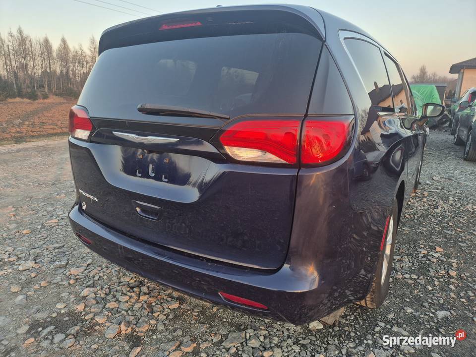 Chrysler Pacifica 2017 36 lekko uszkodzona na Motoryzacja Żórawina