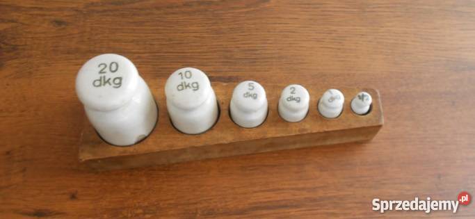 Odważniki porcelanowe w stojaku drewnianym