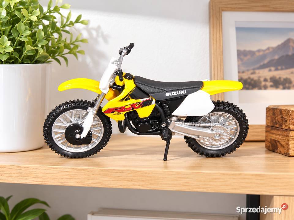 model motocykla crossowego Suzuki RMZ 250 w Modelarstwo