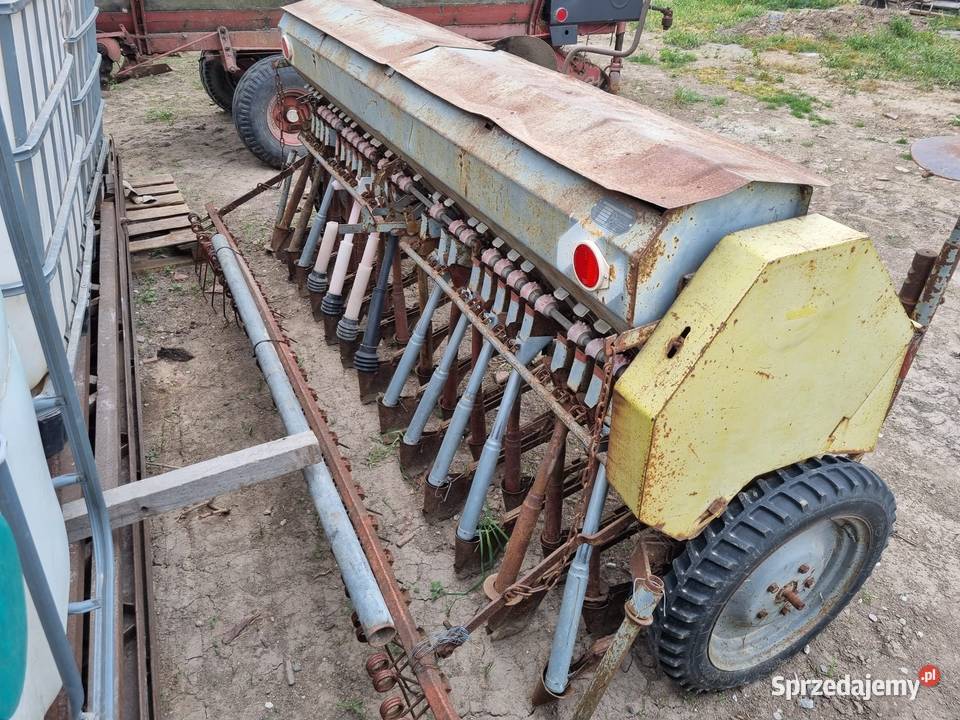 Rozsiewacz Amazone otwierany hydraulicznie Grodków