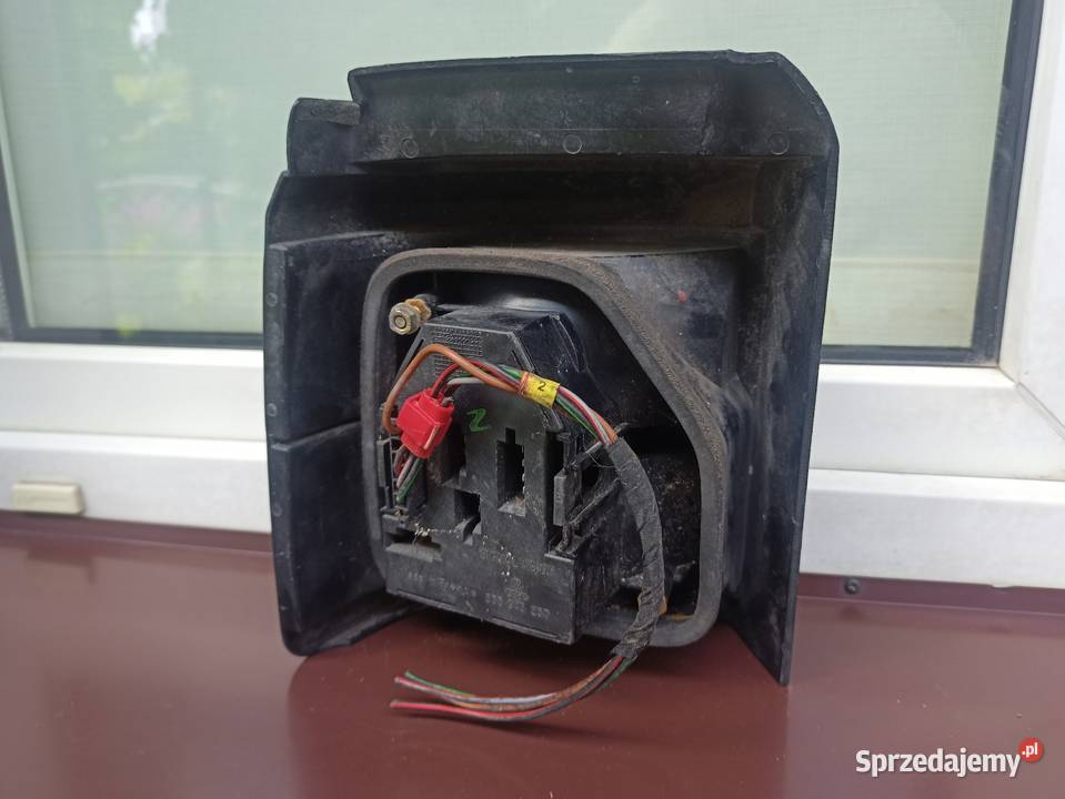 VW Passat B3 kombi lampa tył tylna prawa narożna osobowe Sieradz