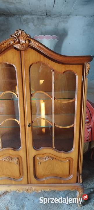 ładna drewniana witryna w stylu ludwikowskim Lubań