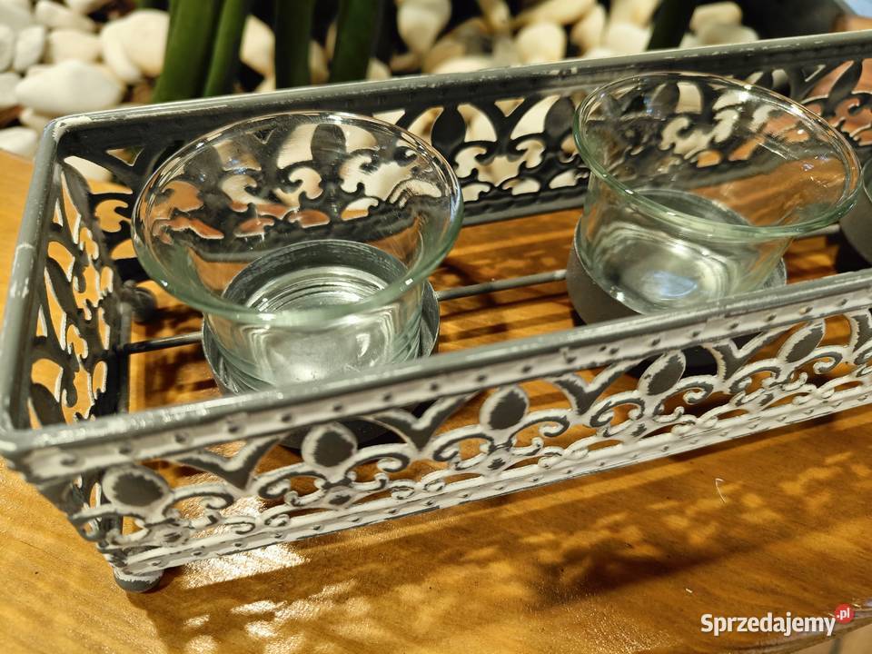 Świecznik potrójny z motywem królewskiej lilii szary