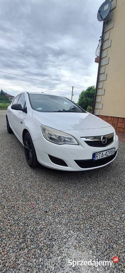 Opel Astra 16 2010r 116KM Przewłoka