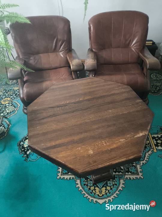 Fotele skórzane razem ze stolikiem Targowiska