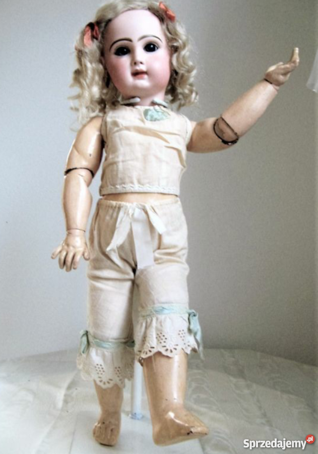 Stara lalka w ubraniu ze starych czasów Bereżki