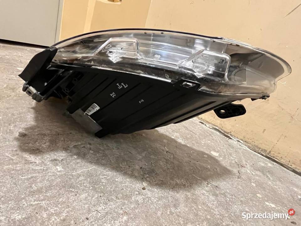 ront right headlight of a Citron DS5 Warszawa