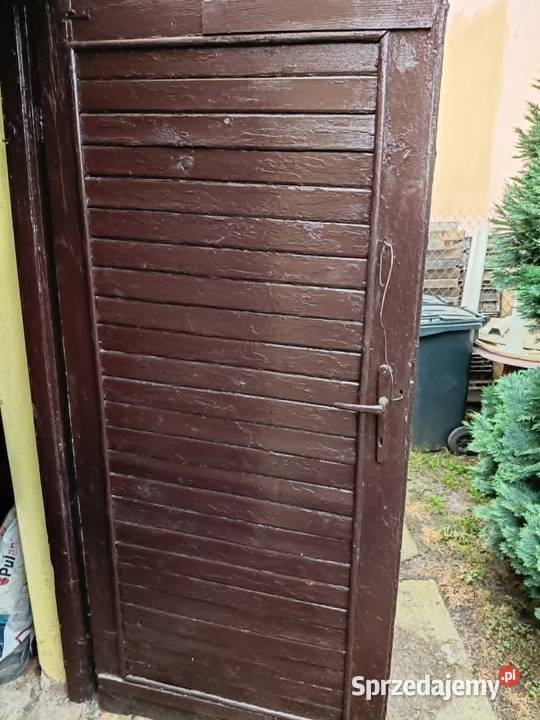 Solidne drzwi drewniane brązowe zewnętrzne