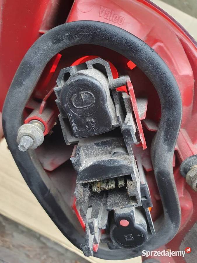 Lampa lewa tył toyota avensis t22 kombi