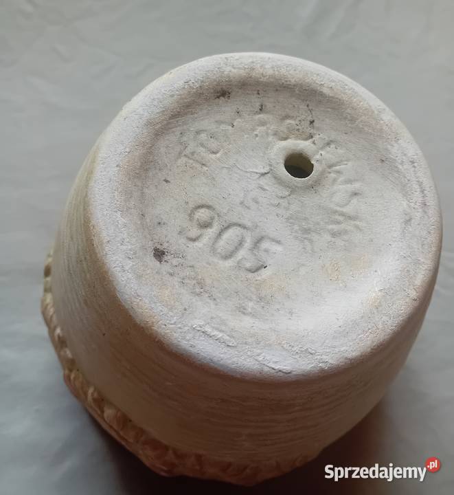 Ceramiczna doniczka z reliefem w formie Koźminek