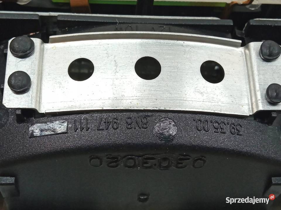 LAMPKA PODSUFITKI CZARNA 8N8947111 Audi TT I
