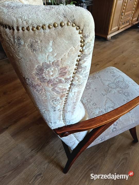 Stary fotel uszak w stanie wygodny