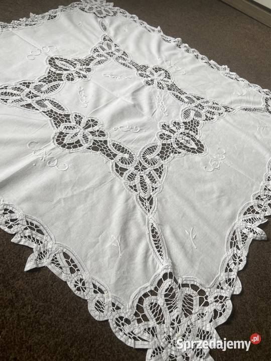 Obrus serweta haftowana z koronkami Zabrze