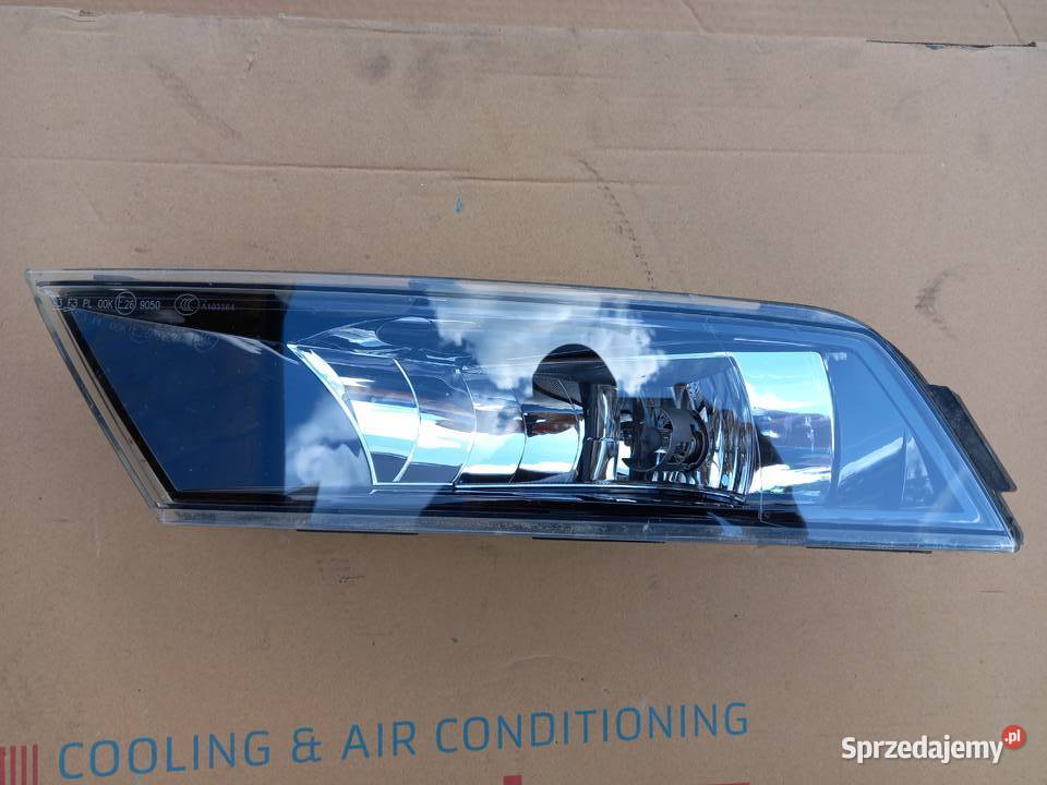 Skoda Superb 3V Lampa przeciwmgielna lewy przód osobowe Bukownica