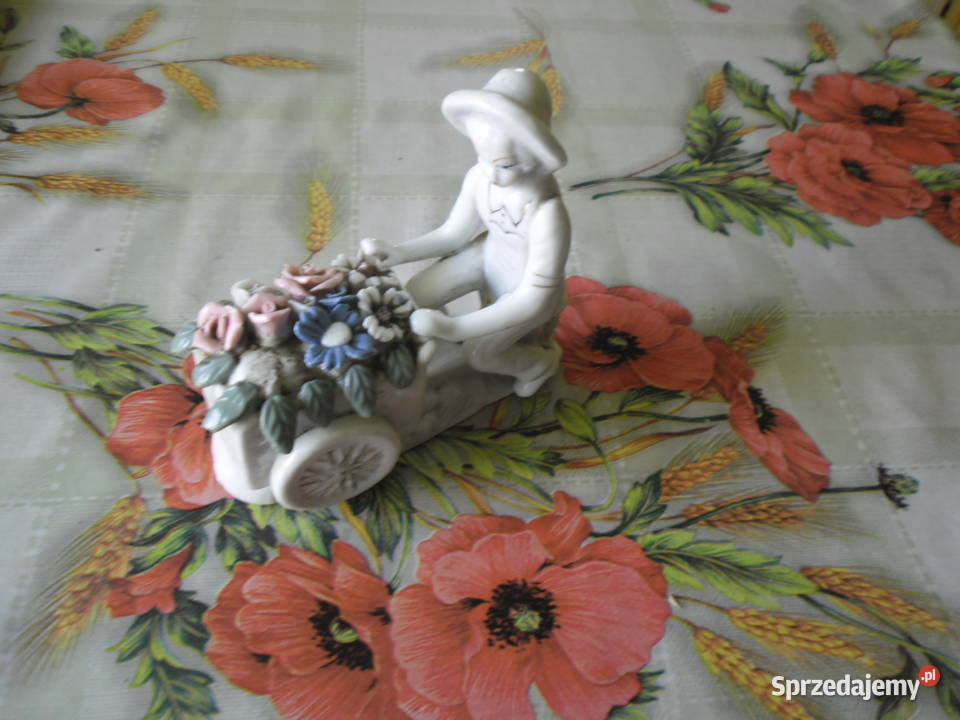 Figurka Dziewczynka jadąca na wózku z kwiatami