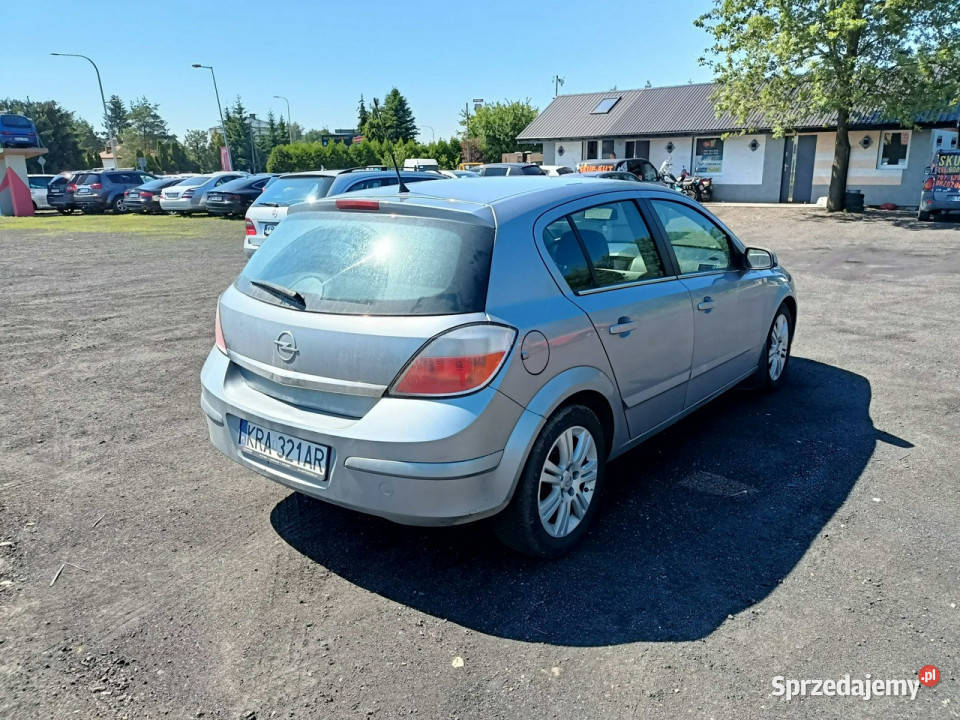 Opel Astra Opel Astra 17CDTI 101 04r H 20042014 srebrny Astra Tarnów