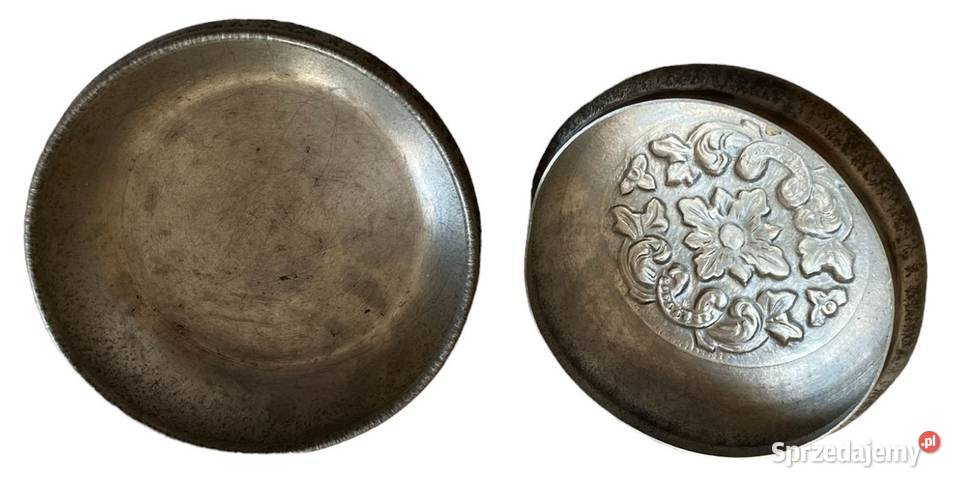 Pudełko cynowe ze zdobioną pokrywką z Mastad Warszawa