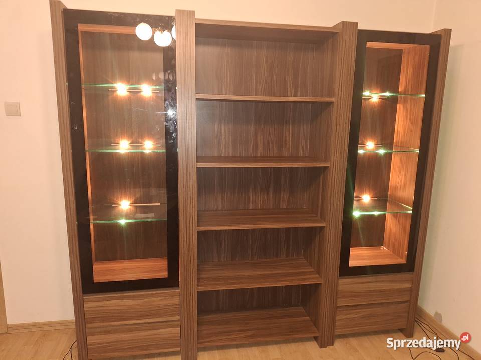 Witryna przeszklona ze stołem i komodą Komody Siewierz