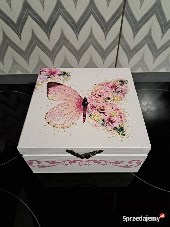 Szkatułka z motylem decoupage