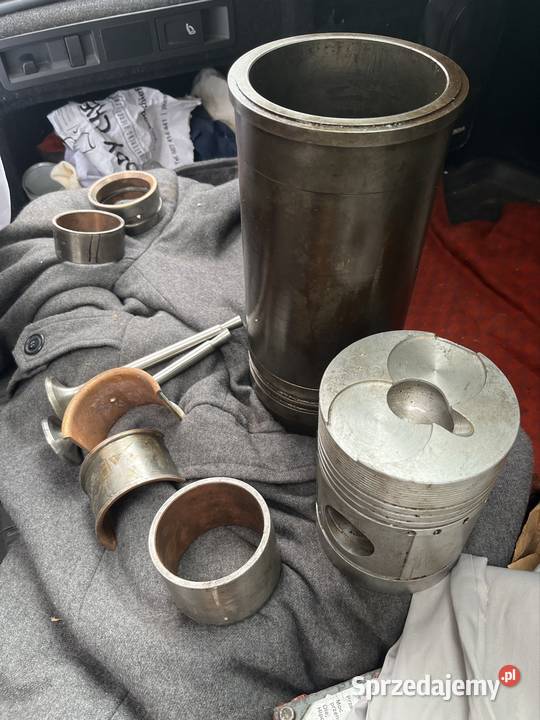 Tuleja i tłok do silnika do silnika typ S 320 i