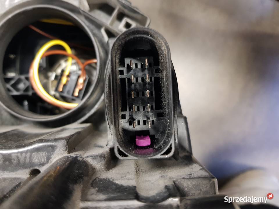Lampa prawa do Audi a4 b8 używana kod części 8k0 Oświetlenie Kończyce Małe
