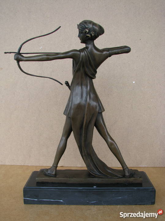 Kobieta z łukiem bogini łowów figura z brązu małopolskie Kraków