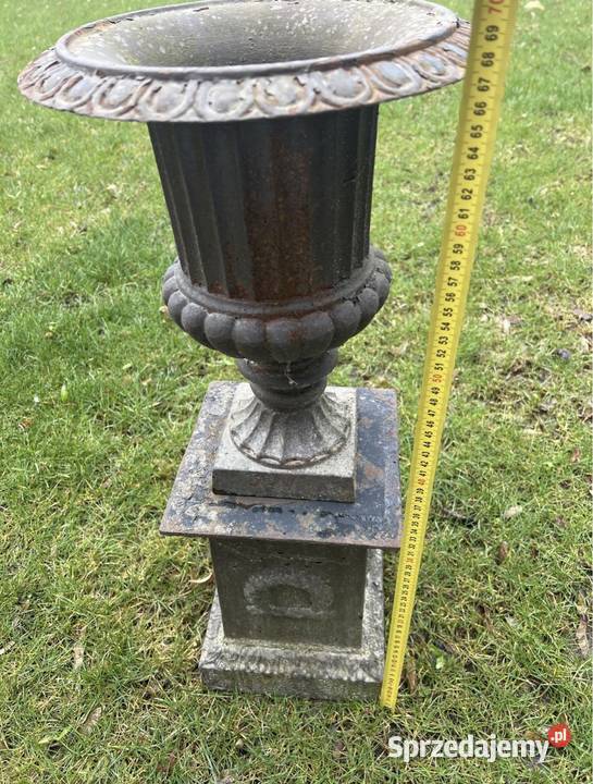 Stara pałacowa donica żeliwna na podstawie Bystrzyca Kłodzka