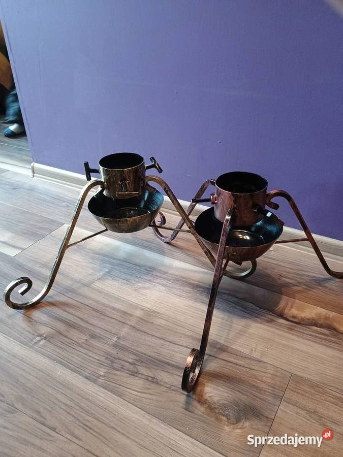 Metalowy stojak choinkowy pojemnikiem na wodę fi