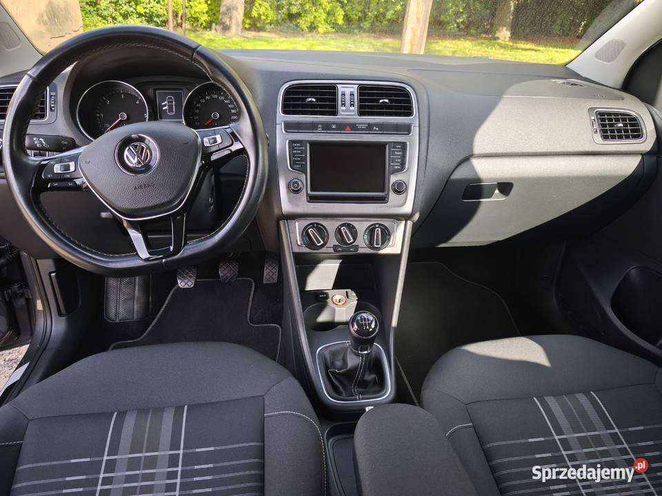 Volkswagen Polo 2015r niski przebieg grafitowy