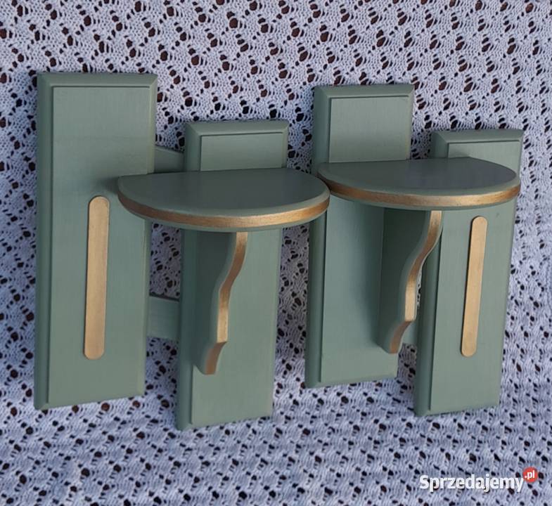 Świeżo odnowione kwietniki świeczniki drewniane