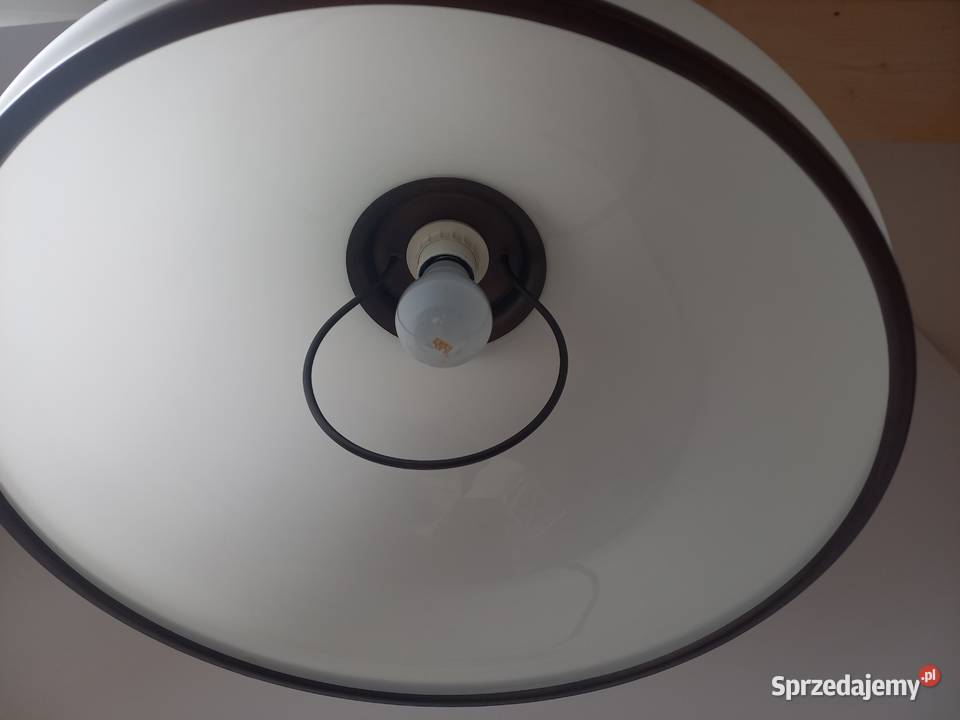 Żyrandol szklany mosiężny holenderski z Gawroniec