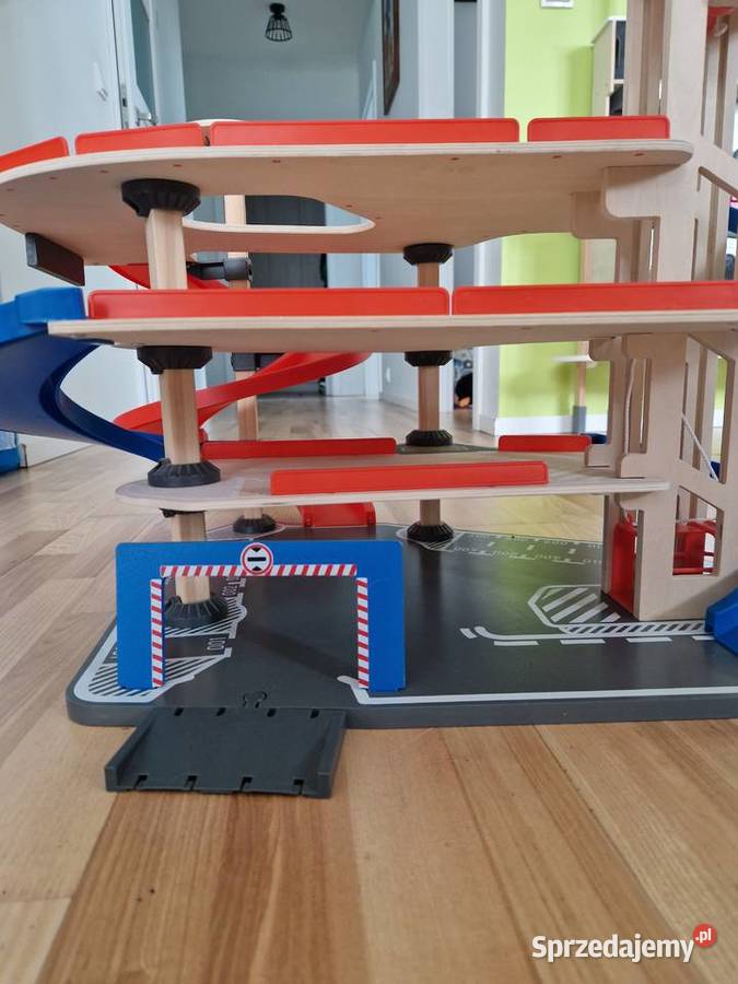 Parking drewniany duży 4 piętra z windą