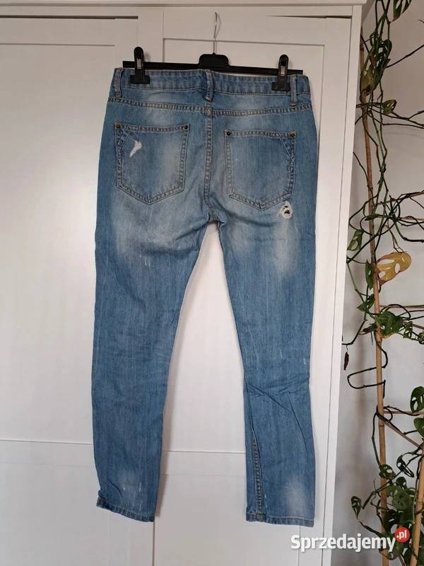 Jasnoniebieskie jeansy damskie z przetarciami i River Island pomorskie Trąbki Wielkie