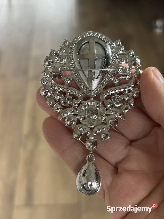 Elegancka biżuteryjna broszka z ruchomą łezką Broszki małopolskie Kraków sprzedam
