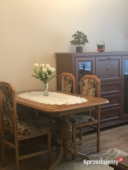 stół oraz krzesła