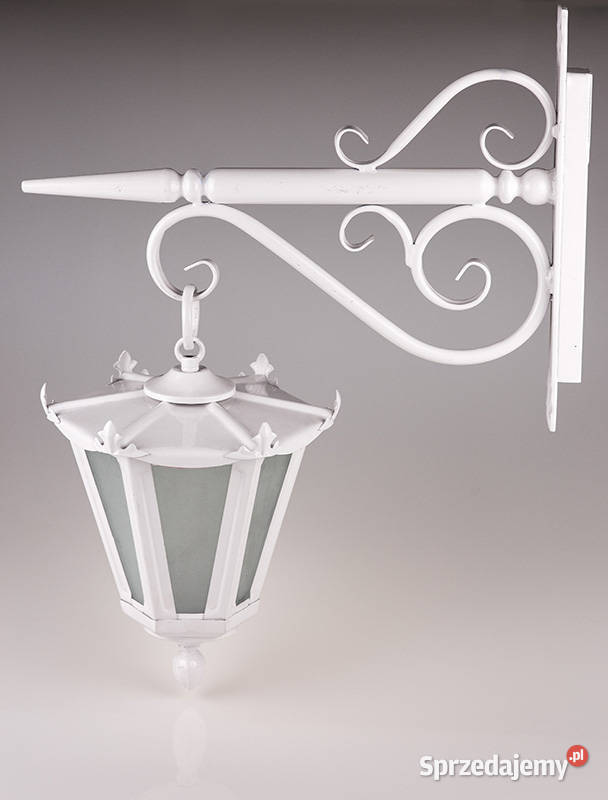Kinkiet zewnętrzny wiszący na wysięgniku