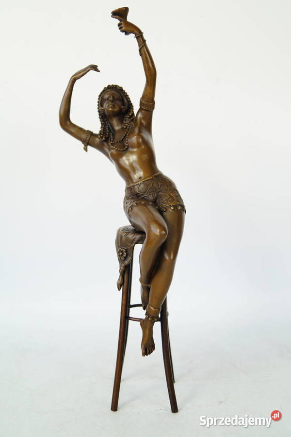 Egipcjanka z kieliszkiem figura z brązu rzeźba Gizałki