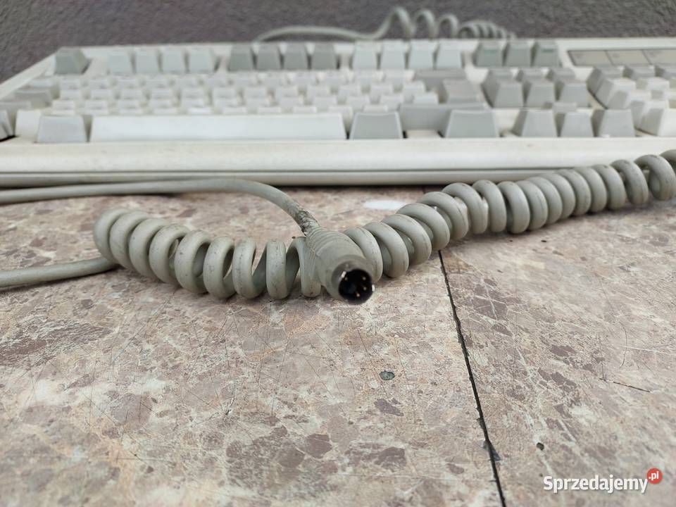 Stara klawiatura do komputera IBM 1391403 z 1988 przewodowa
