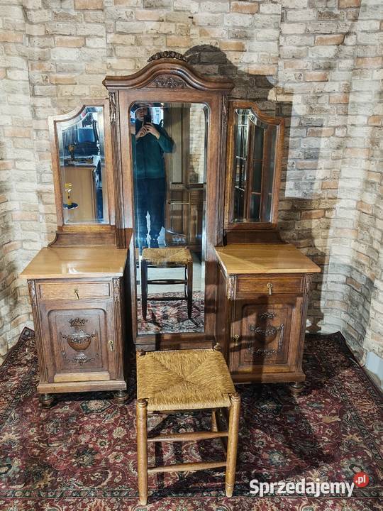 Piękna antyczna toaletka z fazowanymi lustrami i Sandomierz