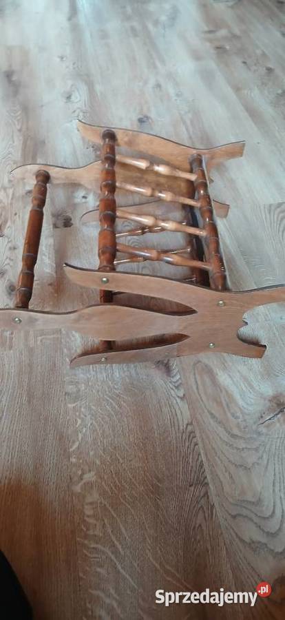 Stary drewniany gazetnik