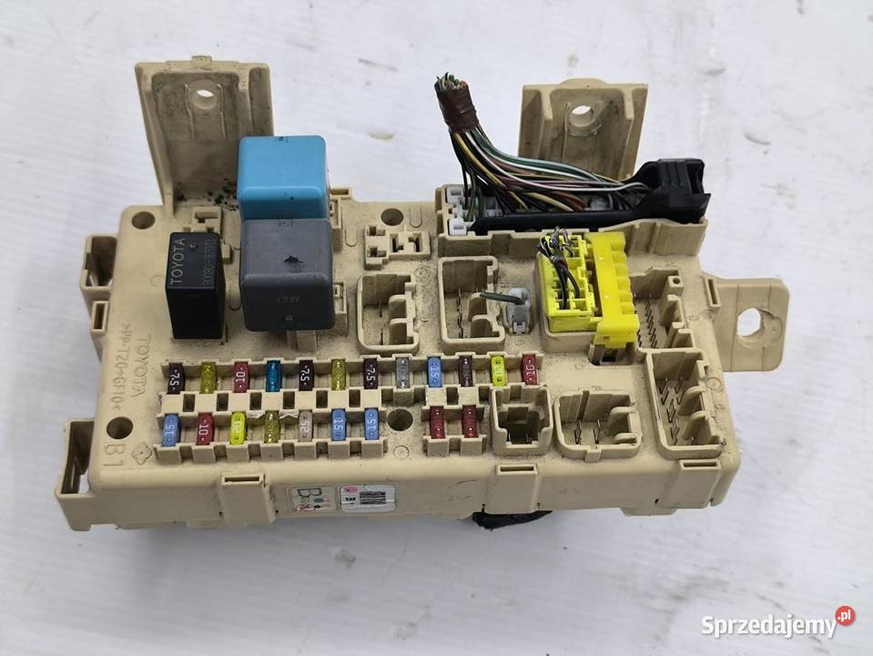 SKRZYNKA BEPIECZNIKÓW TOYOTA AVENSIS II T25 18