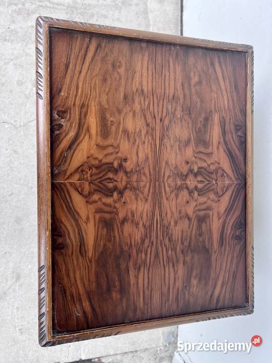 Drewniany stolik z rzeźbionymi nogami styl Rawicz